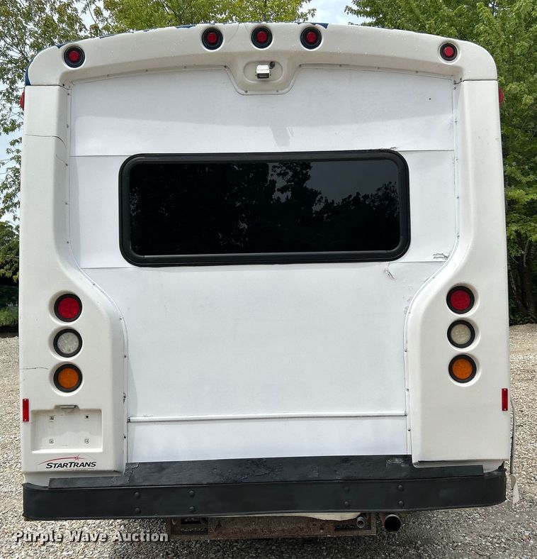 image for item OK9783 2009 Chevrolet Express 4500  shuttle bus