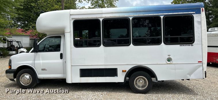 image for item OK9783 2009 Chevrolet Express 4500  shuttle bus
