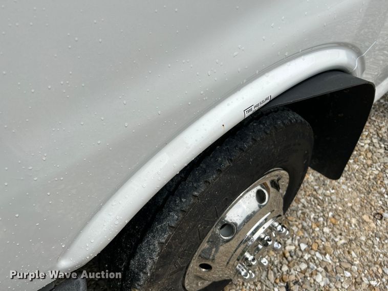 image for item OK9783 2009 Chevrolet Express 4500  shuttle bus