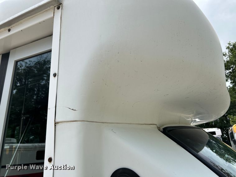 image for item OK9783 2009 Chevrolet Express 4500  shuttle bus