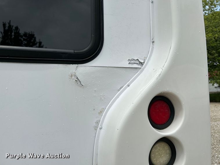 image for item OK9783 2009 Chevrolet Express 4500  shuttle bus