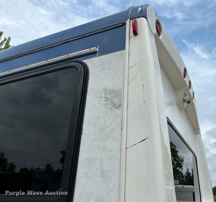 image for item OK9783 2009 Chevrolet Express 4500  shuttle bus