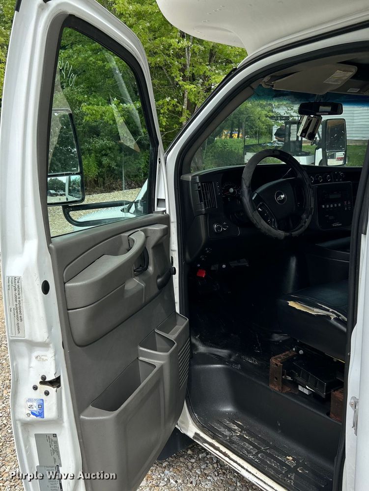 image for item OK9783 2009 Chevrolet Express 4500  shuttle bus