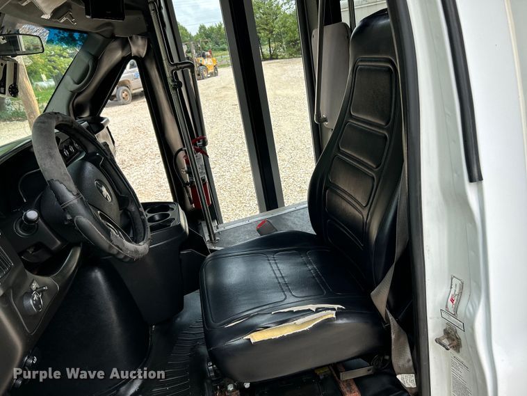 image for item OK9783 2009 Chevrolet Express 4500  shuttle bus