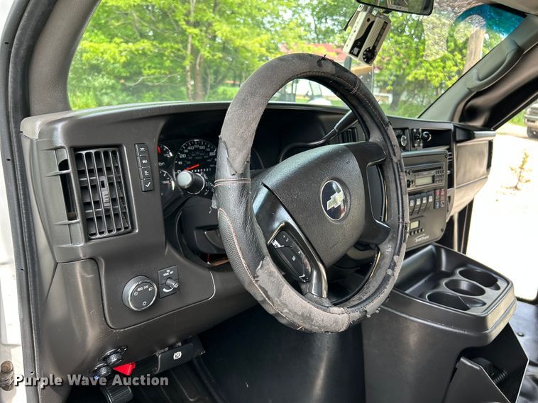 image for item OK9783 2009 Chevrolet Express 4500  shuttle bus