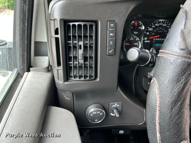 image for item OK9783 2009 Chevrolet Express 4500  shuttle bus