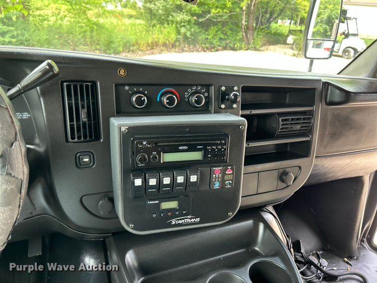 image for item OK9783 2009 Chevrolet Express 4500  shuttle bus