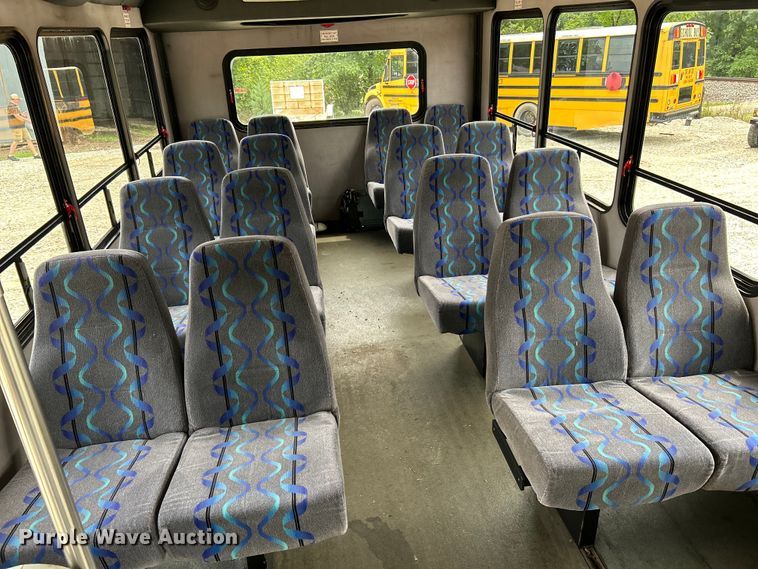 image for item OK9783 2009 Chevrolet Express 4500  shuttle bus