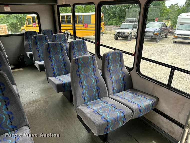 image for item OK9783 2009 Chevrolet Express 4500  shuttle bus