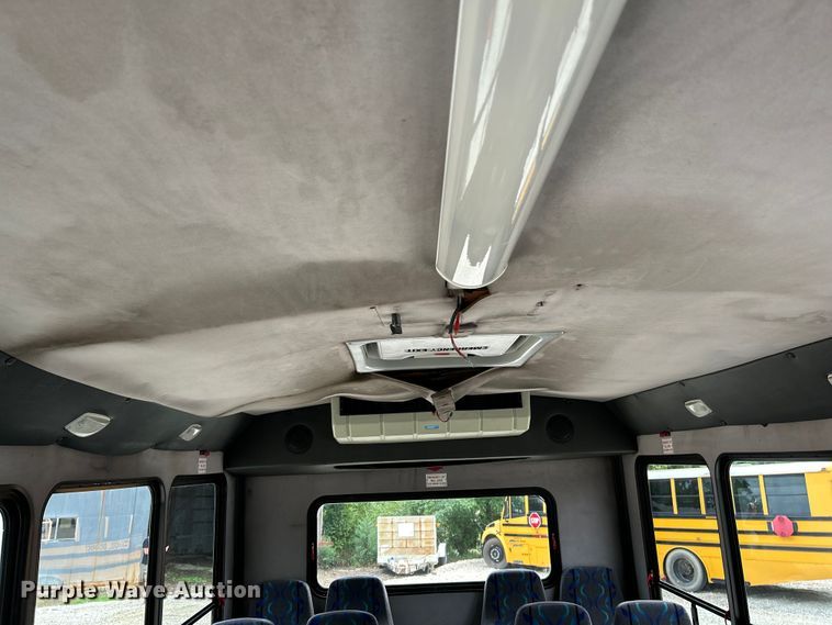 image for item OK9783 2009 Chevrolet Express 4500  shuttle bus