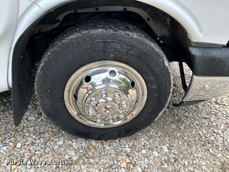 image for item OK9783 2009 Chevrolet Express 4500  shuttle bus