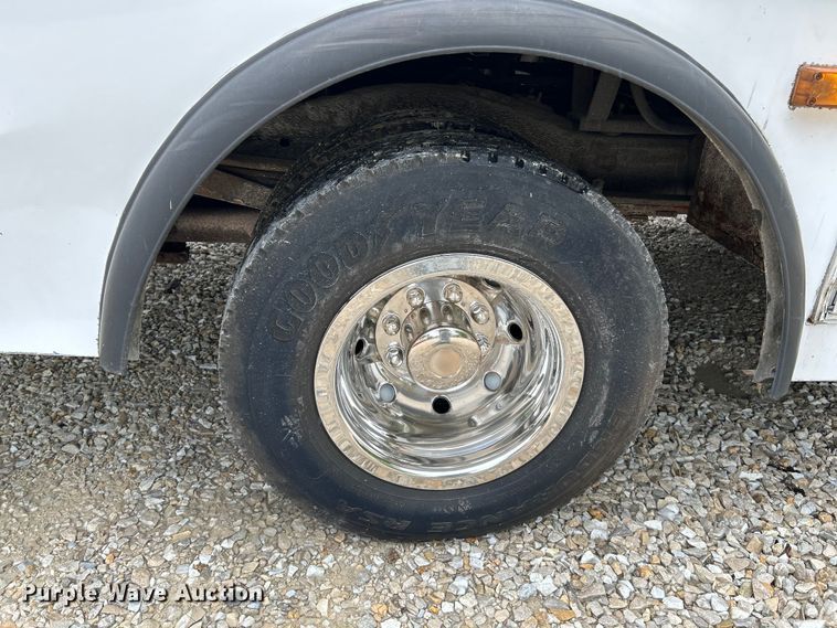 image for item OK9783 2009 Chevrolet Express 4500  shuttle bus