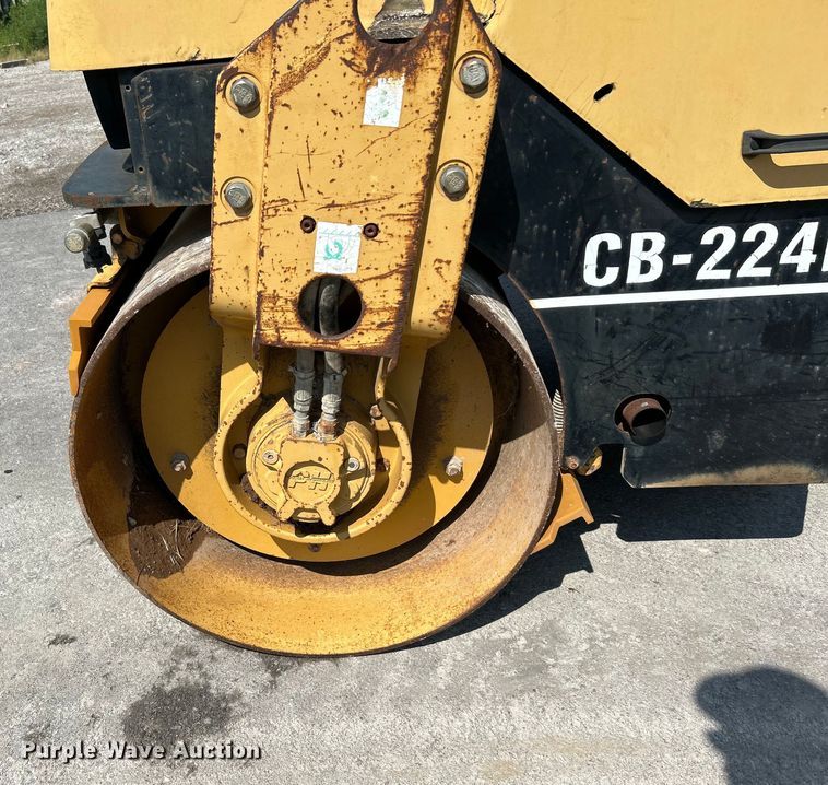 image for item DI7969 2002 Caterpillar CB-224D  double drum vibratory roller