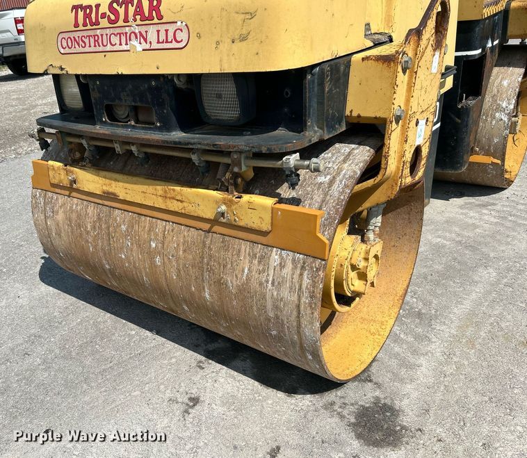 image for item DI7969 2002 Caterpillar CB-224D  double drum vibratory roller