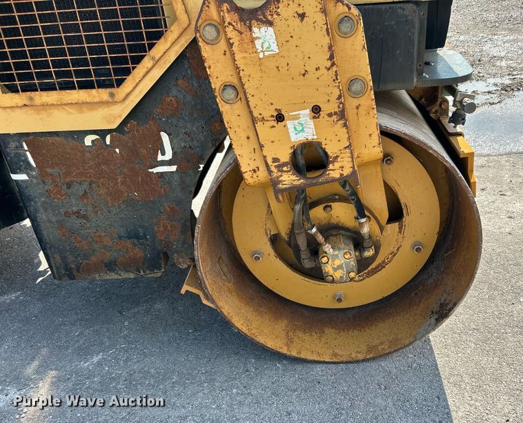 image for item DI7969 2002 Caterpillar CB-224D  double drum vibratory roller