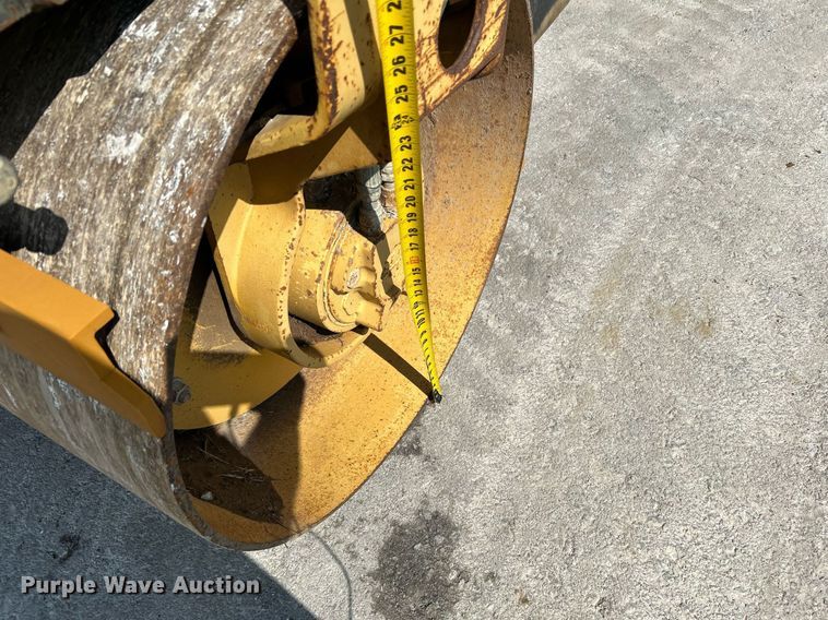 image for item DI7969 2002 Caterpillar CB-224D  double drum vibratory roller