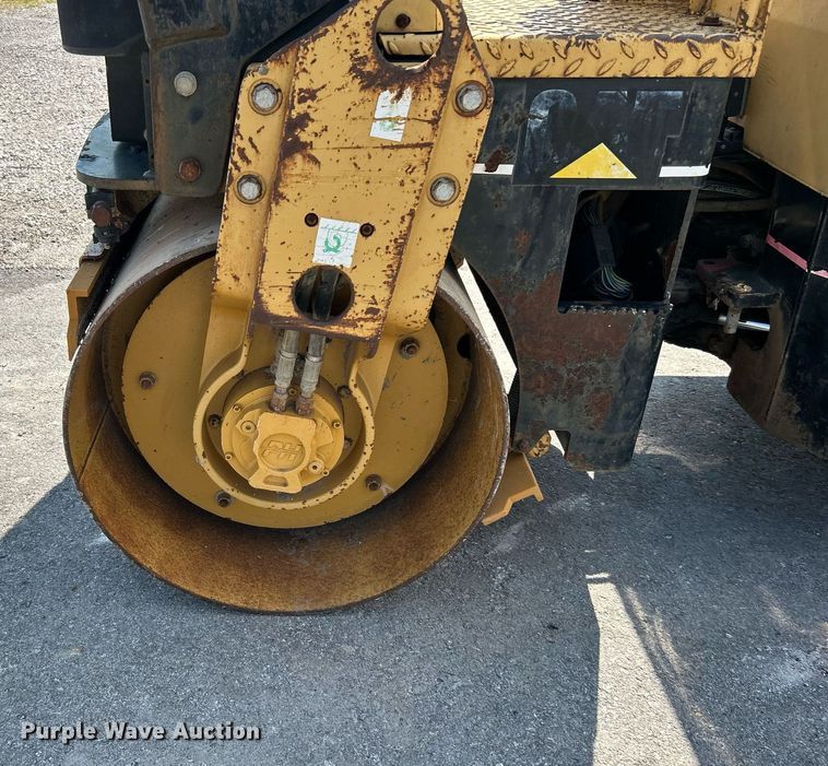 image for item DI7969 2002 Caterpillar CB-224D  double drum vibratory roller