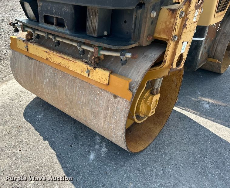 image for item DI7969 2002 Caterpillar CB-224D  double drum vibratory roller