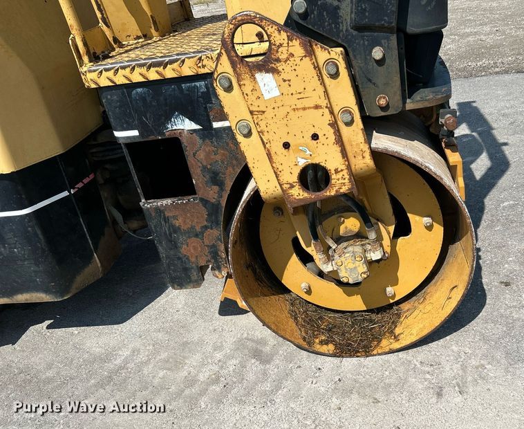 image for item DI7969 2002 Caterpillar CB-224D  double drum vibratory roller