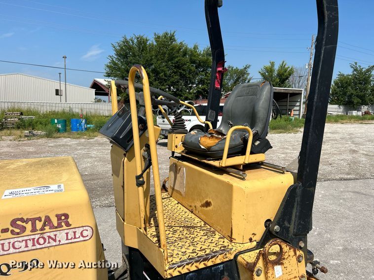 image for item DI7969 2002 Caterpillar CB-224D  double drum vibratory roller