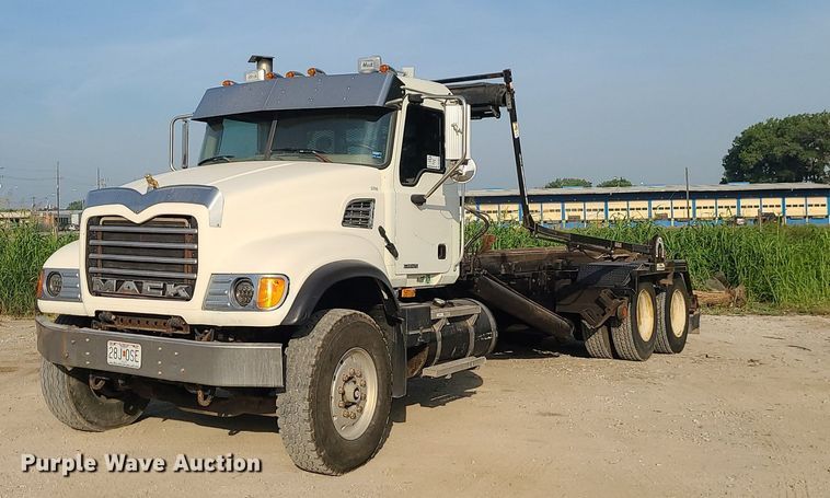 image for item DK4008 2006 Mack CV713  roll-off container truck