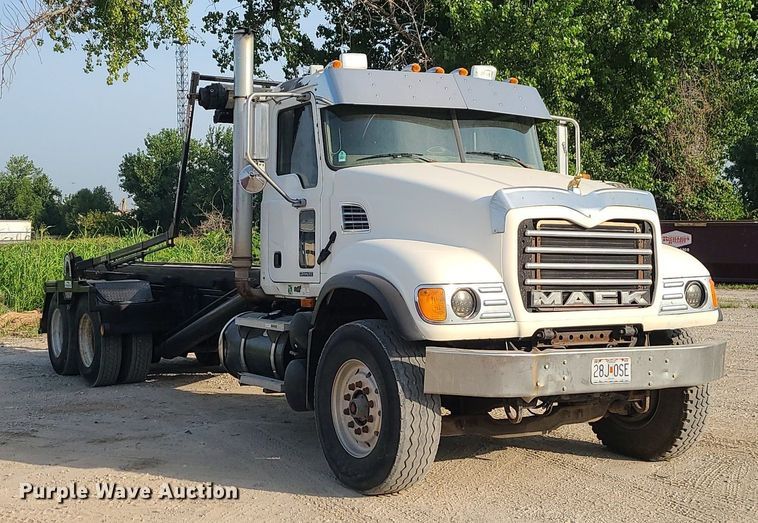 image for item DK4008 2006 Mack CV713  roll-off container truck