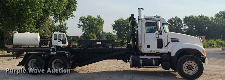 image for item DK4008 2006 Mack CV713  roll-off container truck