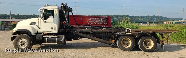 image for item DK4008 2006 Mack CV713  roll-off container truck