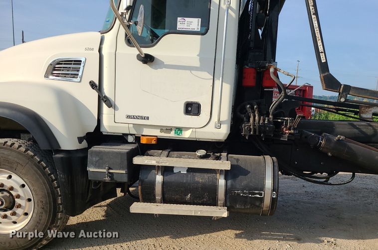 image for item DK4008 2006 Mack CV713  roll-off container truck