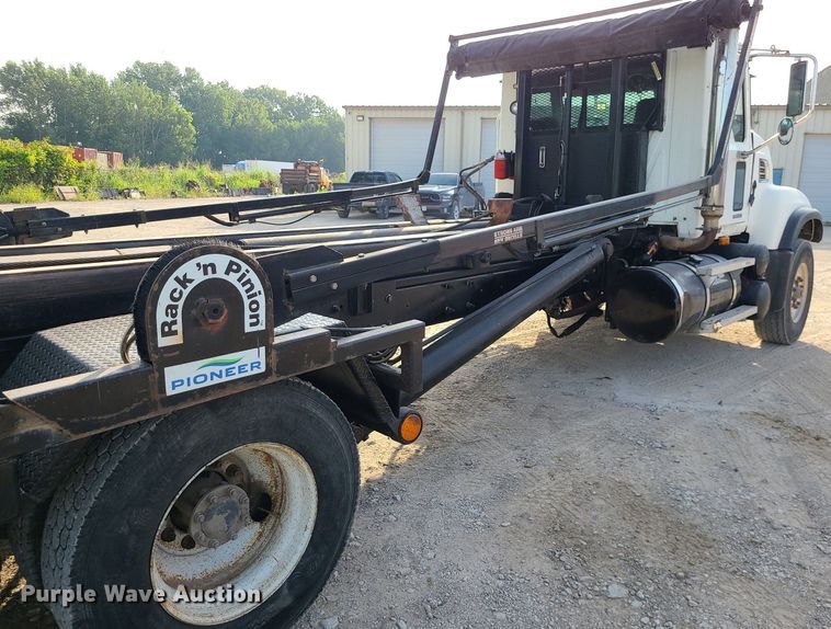 image for item DK4008 2006 Mack CV713  roll-off container truck