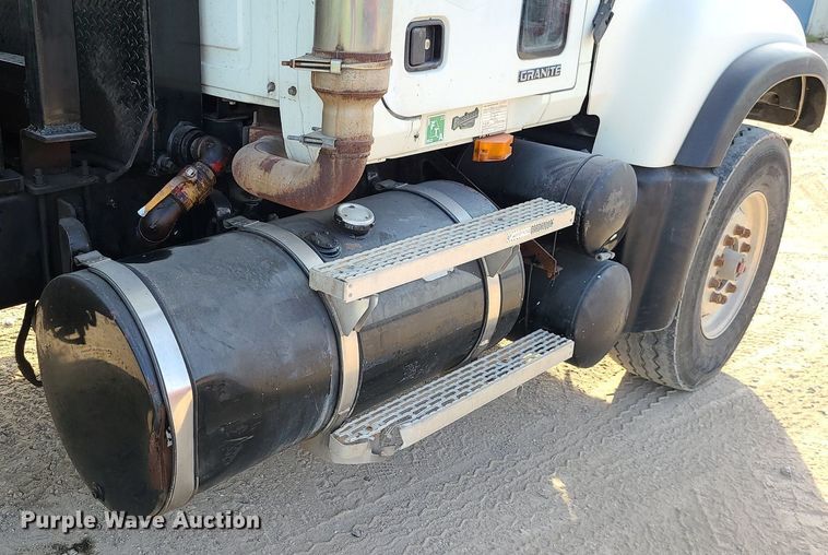 image for item DK4008 2006 Mack CV713  roll-off container truck