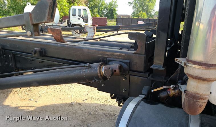 image for item DK4008 2006 Mack CV713  roll-off container truck