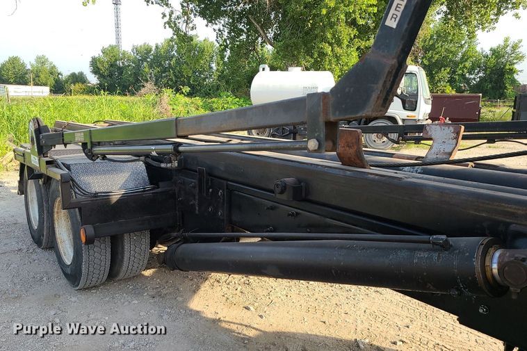 image for item DK4008 2006 Mack CV713  roll-off container truck