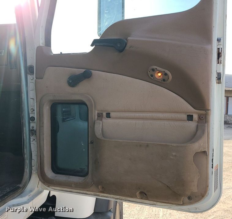 image for item DK4008 2006 Mack CV713  roll-off container truck