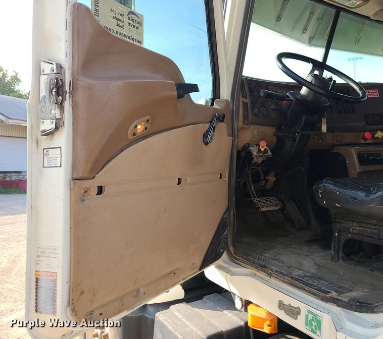 image for item DK4008 2006 Mack CV713  roll-off container truck