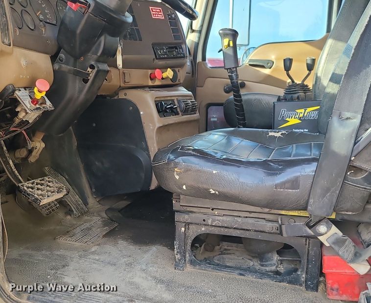 image for item DK4008 2006 Mack CV713  roll-off container truck