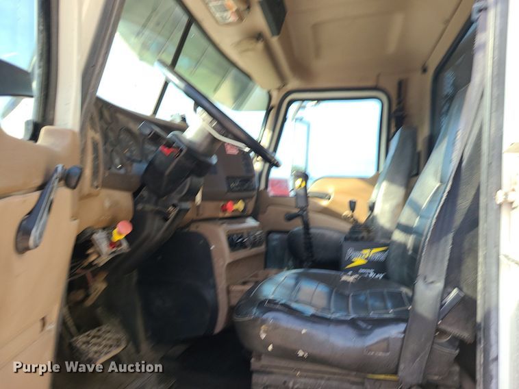 image for item DK4008 2006 Mack CV713  roll-off container truck