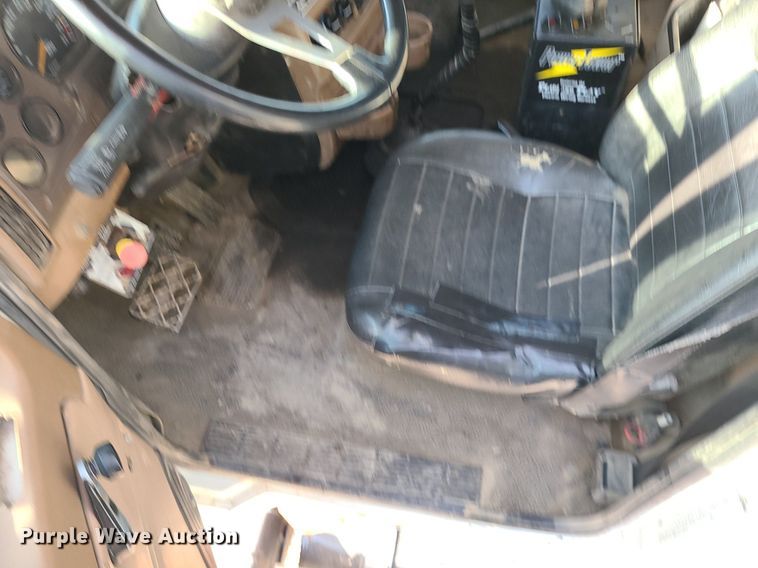 image for item DK4008 2006 Mack CV713  roll-off container truck