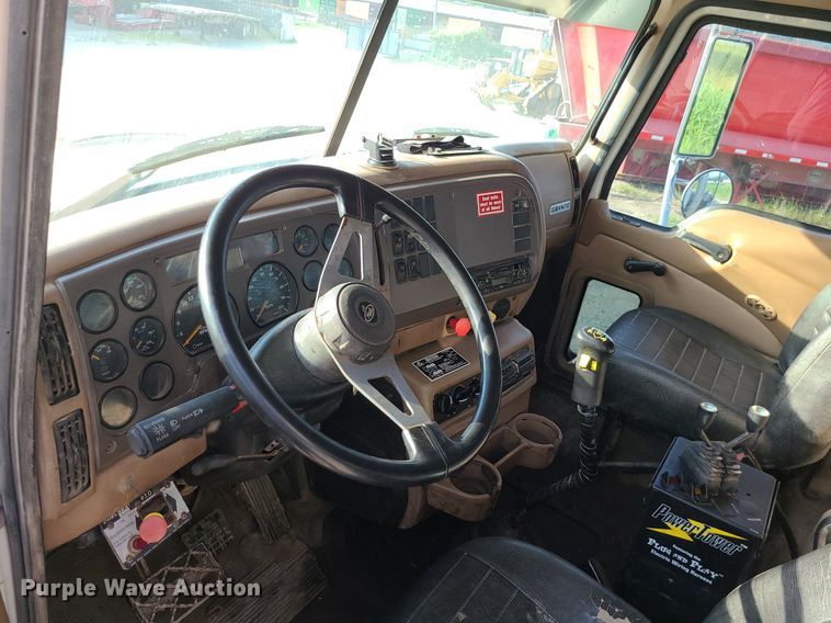 image for item DK4008 2006 Mack CV713  roll-off container truck