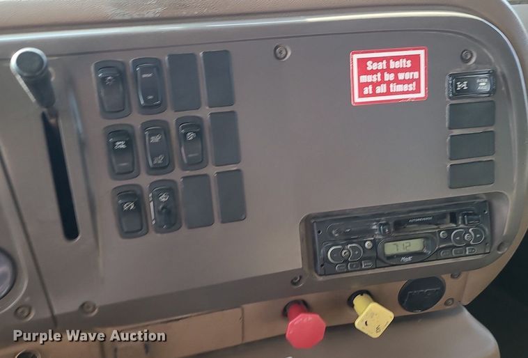 image for item DK4008 2006 Mack CV713  roll-off container truck