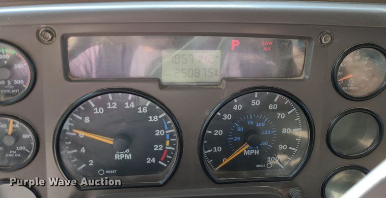 image for item DK4008 2006 Mack CV713  roll-off container truck