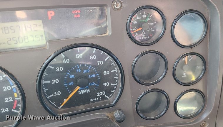 image for item DK4008 2006 Mack CV713  roll-off container truck