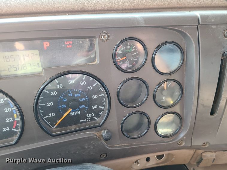 image for item DK4008 2006 Mack CV713  roll-off container truck