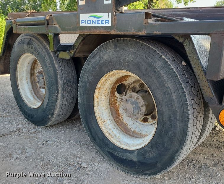 image for item DK4008 2006 Mack CV713  roll-off container truck