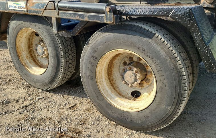 image for item DK4008 2006 Mack CV713  roll-off container truck