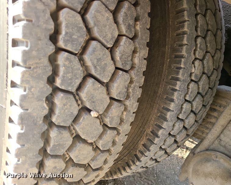 image for item DK4008 2006 Mack CV713  roll-off container truck