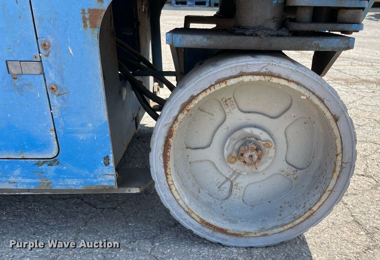 image for item DL3963 2015 Genie GS-2032  scissor lift