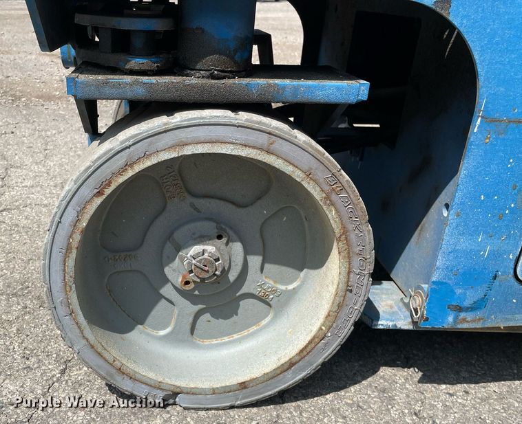 image for item DL3964 2015 Genie GS-2032  scissor lift