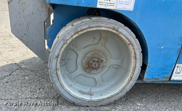 image for item DL3964 2015 Genie GS-2032  scissor lift