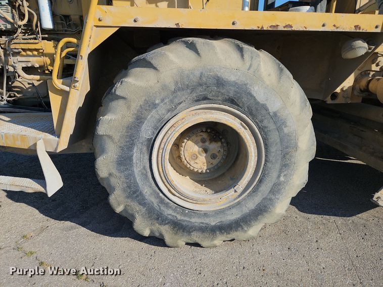 image for item DP2319 2002 Caterpillar RM-250C  soil stabilizer / reclaimer